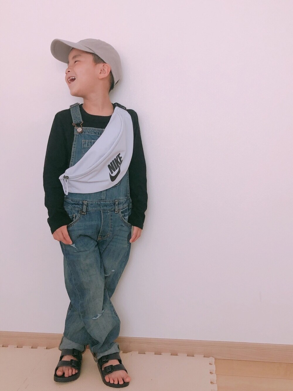 パープル系のショルダーバッグ、ブラック系のTシャツ/カットソー、ブルー系のサロペット/オーバーオールを着用したキッズの夏コーディネートの1枚目の写真