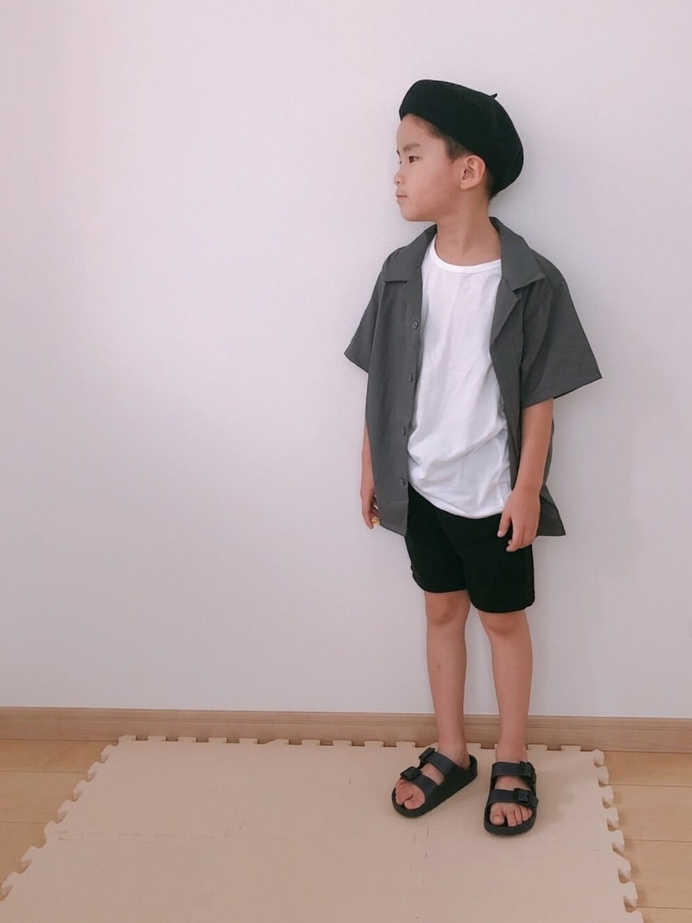 グレー系のシャツ/ブラウス、ホワイト系のタンクトップ、ブラック系のその他パンツを着用したキッズの夏コーディネートの1枚目の写真