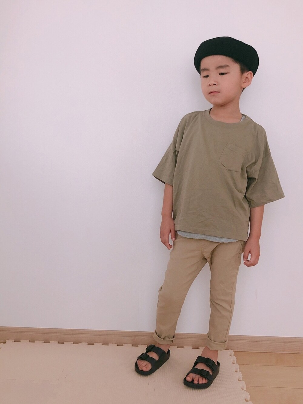 「キッズコーデ、キッズファッション、kids、ベレー帽、ベージュ、サンダル、男の子」｜「green label relaxingのGLR  ベレー帽（ハンチング/ベレー帽、ブラック系）」を使った、Skyblueさん（キッズ・104cm）の夏コーディネートの1枚目の写真