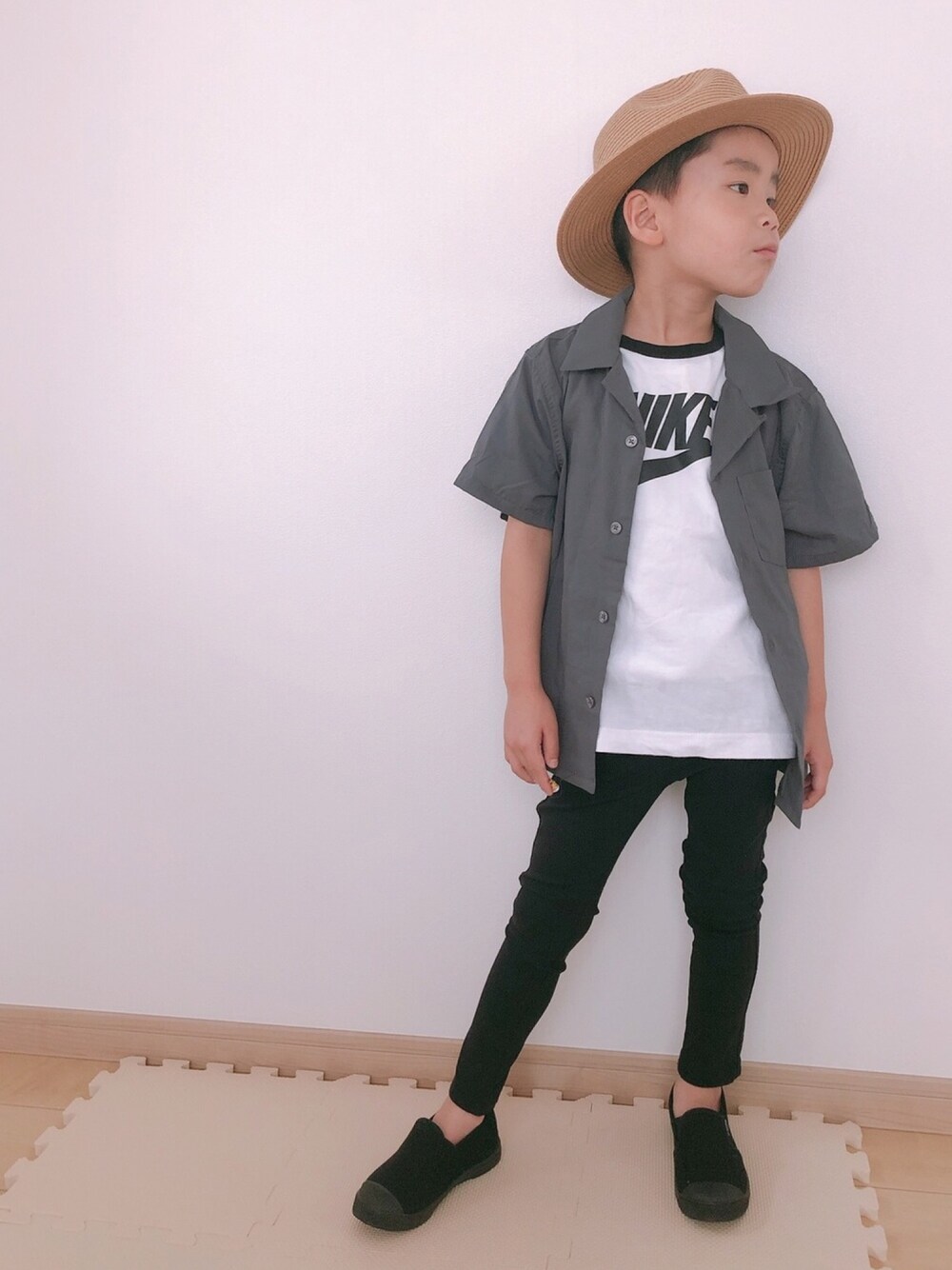 グレー系のシャツ/ブラウス、ブラック系のTシャツ/カットソー、ブラック系のその他パンツを着用したキッズの夏コーディネートの1枚目の写真