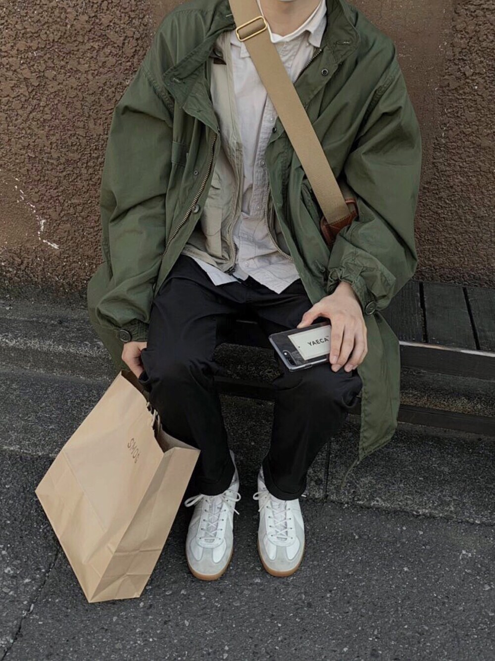 「お洒落さんとつながりたい、シンプルコーデ、YAECA、BRADY、ootd、フィッシングベスト、GERMAN TRAINER、UNIQLO、いいね、save、フォローお願いします🤑、カジュアルコーデ」｜「BRADYの【Brady/ブレディ】ラウンドスクエアショルダーバック（ショルダーバッグ、ベージュ系）」を使った、りんどるさん（メンズ・170cm）の冬コーディネートの1枚目の写真