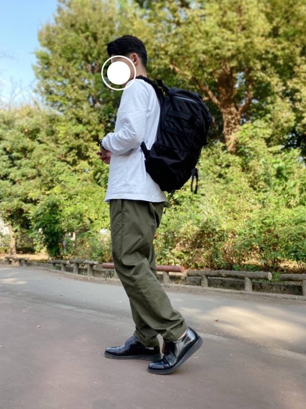 「リラックススタイル、カーキ×ホワイト、シェフパンツ、ロンT、秋コーデ、MYSTERY RANCH、MYSTERY RANCH 2day ASSAULT、BEAMS、オックスフォードシューズ、シューレース外し」｜「GUのアイテム（Tシャツ/カットソー、ホワイト系）」を使った、Yutoさん（メンズ・170cm）の秋コーディネートの1枚目の写真