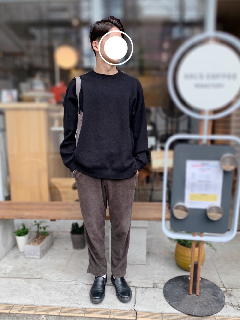 「休日スタイル、キレイめ、ビッグシルエット、ジャージーリラックスアンクルパンツ、ユニクロ、ブラウン、トートバッグ、beautiful people、スリッポン、green label relaxing」｜「GUのアイテム（ニット/セーター、ブラック系）」を使った、Yutoさん（メンズ・170cm）の秋コーディネートの1枚目の写真