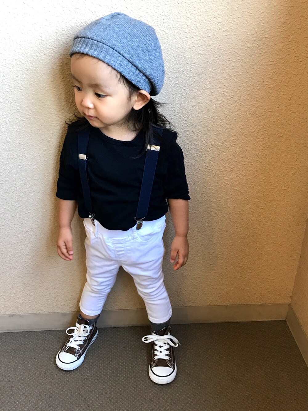 「ベレー帽、サスペンダー、シンプルコーデ、モノトーン、休日スタイル、UNIQLO、kidsfashion、コンバース」｜「SWAP MEET MARKETのアイテム（ハンチング/ベレー帽、グレー系）」を使った、ri_jun🐼さん（キッズ・80cm）の秋コーディネートの1枚目の写真