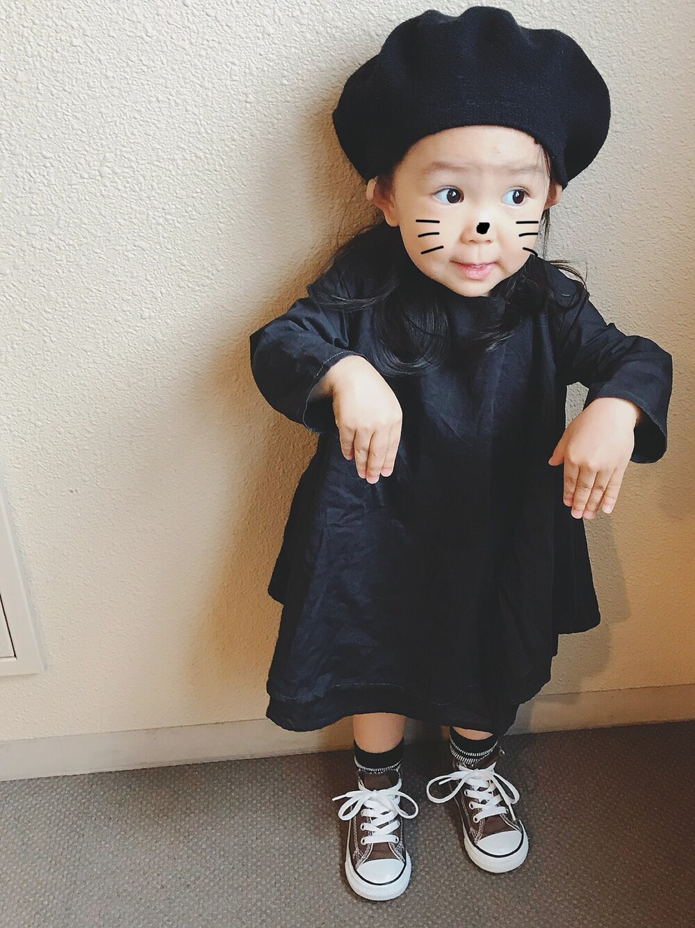 「wearhalloween2017、ハロウィン、ライダース、ワンピース、ベレー帽、ブラックコーデ、コンバース、キッズコーデ、女の子、2歳」｜「3coinsのアイテム（ハンチング/ベレー帽、ブラック系）」を使った、ri_jun🐼さん（キッズ・80cm）の秋コーディネートの1枚目の写真