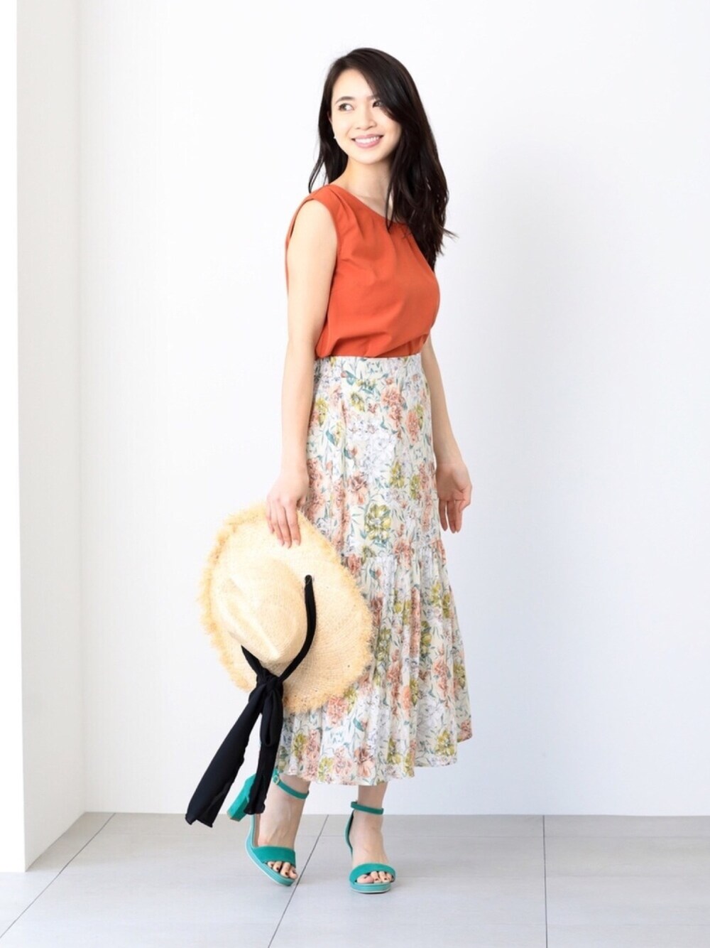 「シンプル、シンプルコーデ、花柄スカート、初夏コーデ、ミューズootd、ミューズ、ミューズリファインドクローズ、MEW'S REFINED CLOTHES」｜「MEW'S REFINED CLOTHESのバックシャンブラウス（シャツ/ブラウス、ブラウン系）」を使った、MEWS REFINED CLOTHES OFFICIALさん（レディース・162cm）の春コーディネートの1枚目の写真