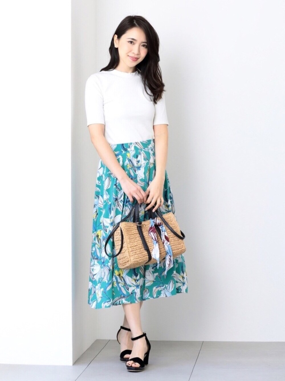 「シンプル、シンプルコーデ、花柄スカート、美人百花掲載、ミューズootd、ミューズ、ミューズリファインドクローズ、MEW'S REFINED CLOTHES」｜「MEW'S REFINED CLOTHESのリブカットソー（Tシャツ/カットソー、ホワイト系）」を使った、MEWS REFINED CLOTHES OFFICIALさん（レディース・162cm）の春コーディネートの1枚目の写真