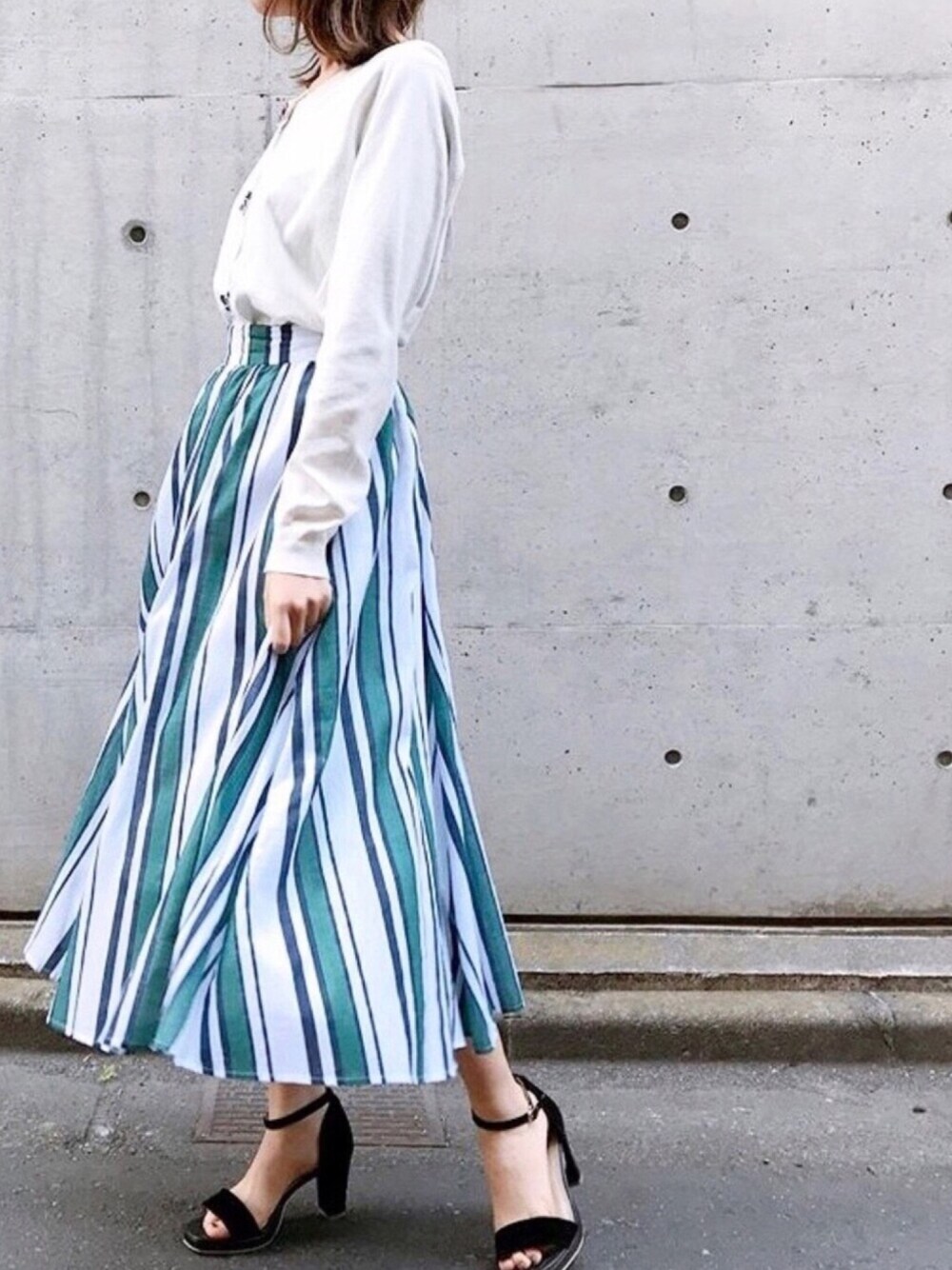 「シンプル、ファッション、コーディネート、春コーデ、mewsrefinedclothes、ミューズ、ミューズリファインドクローズ、MEW'S REFINED CLOTHES」｜「MEW'S REFINED CLOTHESのマルチストライプロングスカート（スカート、グリーン系）」を使った、MEWS REFINED CLOTHES OFFICIALさん（レディース・160cm）の春コーディネートの1枚目の写真