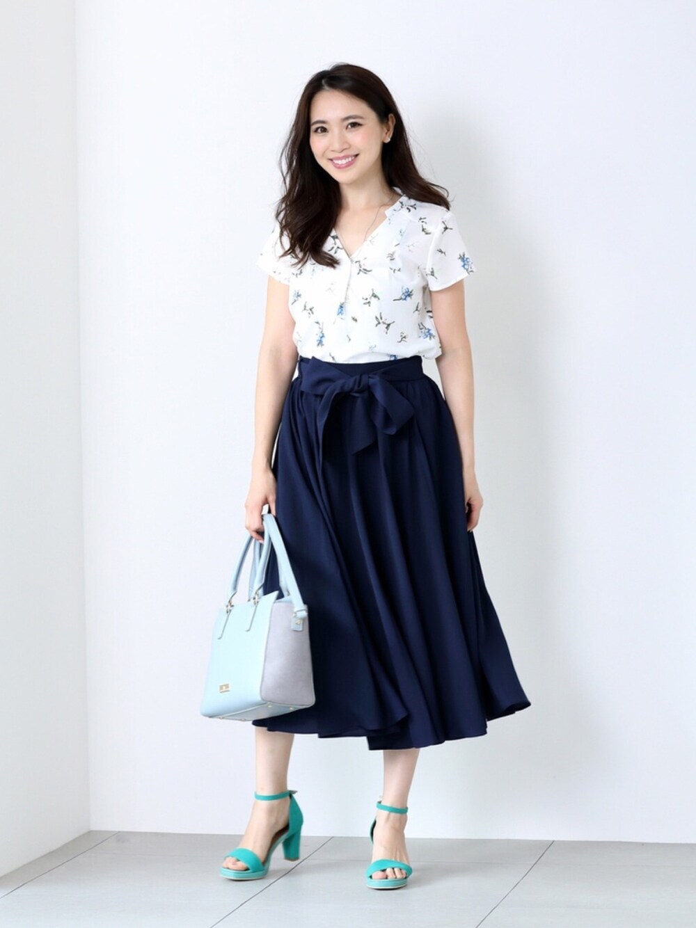 「MEW'S REFINED CLOTHES、ミューズリファインドクローズ、ミューズootd、ミューズ、ブラウス、スカート、花柄、シンプル、シンプルコーデ」｜「MEW'S REFINED CLOTHESのカラーヒールサンダル（サンダル、グリーン系）」を使った、MEWS REFINED CLOTHES OFFICIALさん（レディース・162cm）の春コーディネートの1枚目の写真