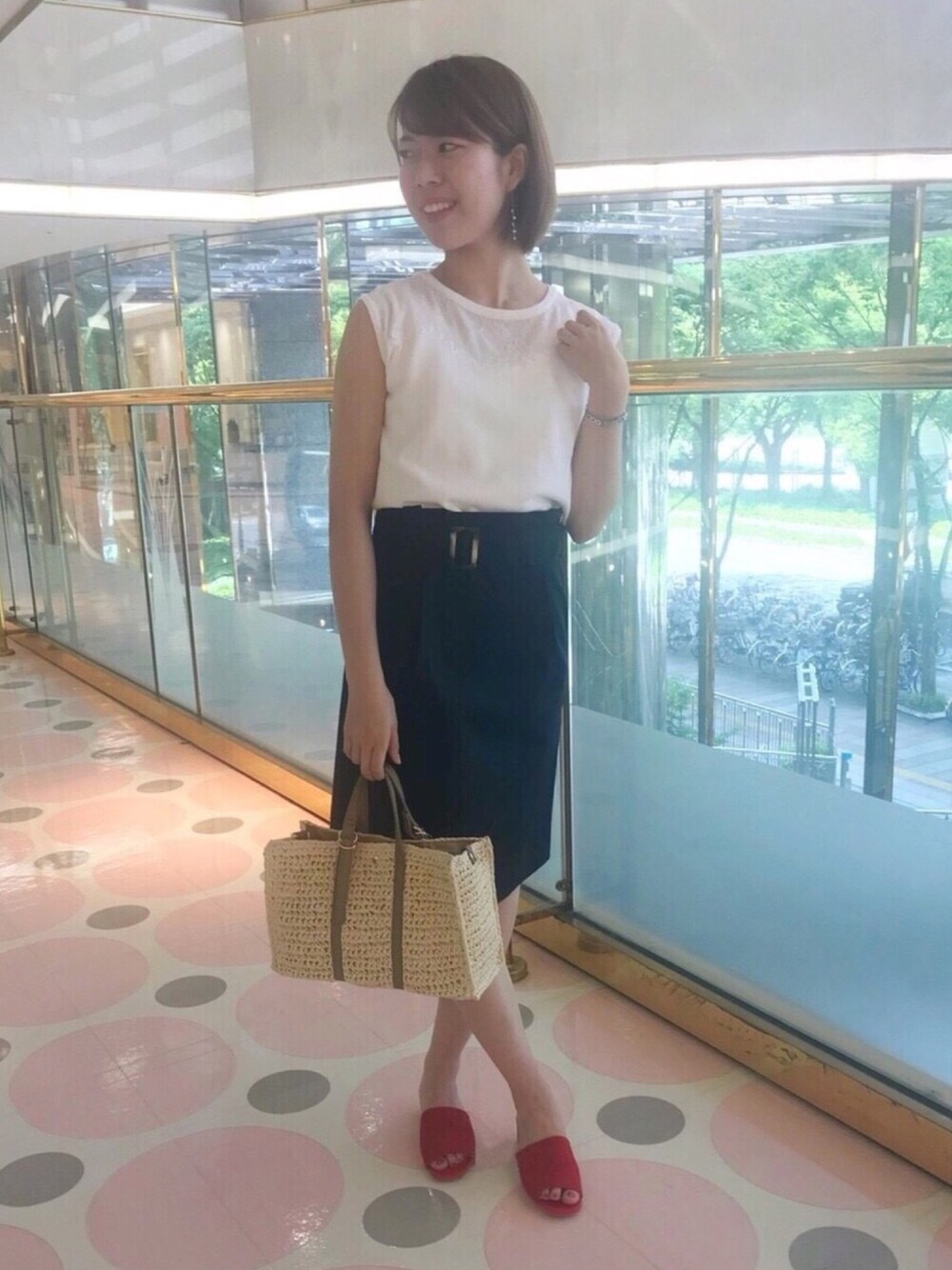 「MEW'S REFINED CLOTHES、ミューズリファインドクローズ、ミューズ、ミューズootd、プチプラ、夏コーデ、シンプル、シンプルコーデ、大人カジュアル、MEW'S松坂屋名古屋店」｜「MEW'S REFINED CLOTHESのレース付ニットタンク（ニット/セーター、ホワイト系）」を使った、MEWS REFINED CLOTHES OFFICIALさん（レディース・162cm）の春コーディネートの1枚目の写真