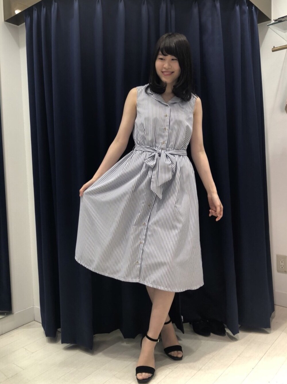 「MEW'S REFINED CLOTHES、ミューズリファインドクローズ、ミューズ、ミューズootd、プチプラ、夏コーデ、ワンピース、シンプルコーデ、ストライプ、MEW'S銀座インズ店」｜「MEW'S REFINED CLOTHESのストライプ開襟衿ワンピース（ワンピース、ブラック系）」を使った、MEWS REFINED CLOTHES OFFICIALさん（レディース・168cm）の春コーディネートの1枚目の写真