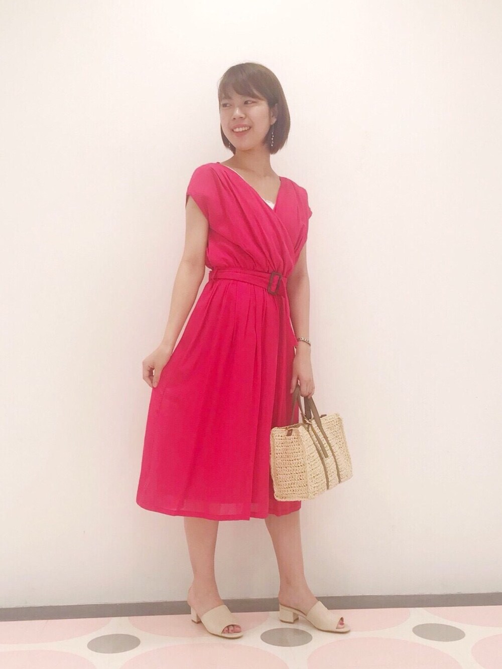「MEW'S REFINED CLOTHES、ミューズリファインドクローズ、ミューズ、ミューズootd、プチプラ、夏コーデ、赤、ワンピース、シンプル、MEW'S松坂屋名古屋店」｜「MEW'S REFINED CLOTHESのカシュクールカラーワンピース（ワンピース、ピンク系）」を使った、MEWS REFINED CLOTHES OFFICIALさん（レディース・162cm）の春コーディネートの1枚目の写真