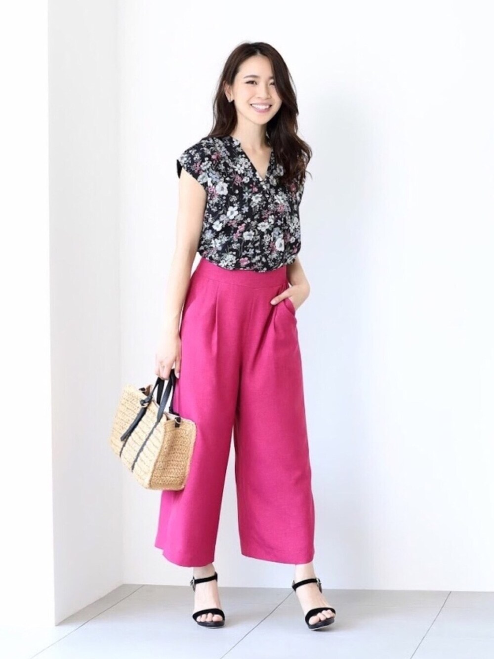 「MEW'S REFINED CLOTHES、ミューズリファインドクローズ、ミューズ、ミューズootd、プチプラ、夏コーデ、シンプルコーデ、カジュアル、オトナカジュアル、パンツスタイル」｜「MEW'S REFINED CLOTHESの抜き衿ブラウス（シャツ/ブラウス、ブラック系）」を使った、MEWS REFINED CLOTHES OFFICIALさん（レディース・162cm）の春コーディネートの1枚目の写真