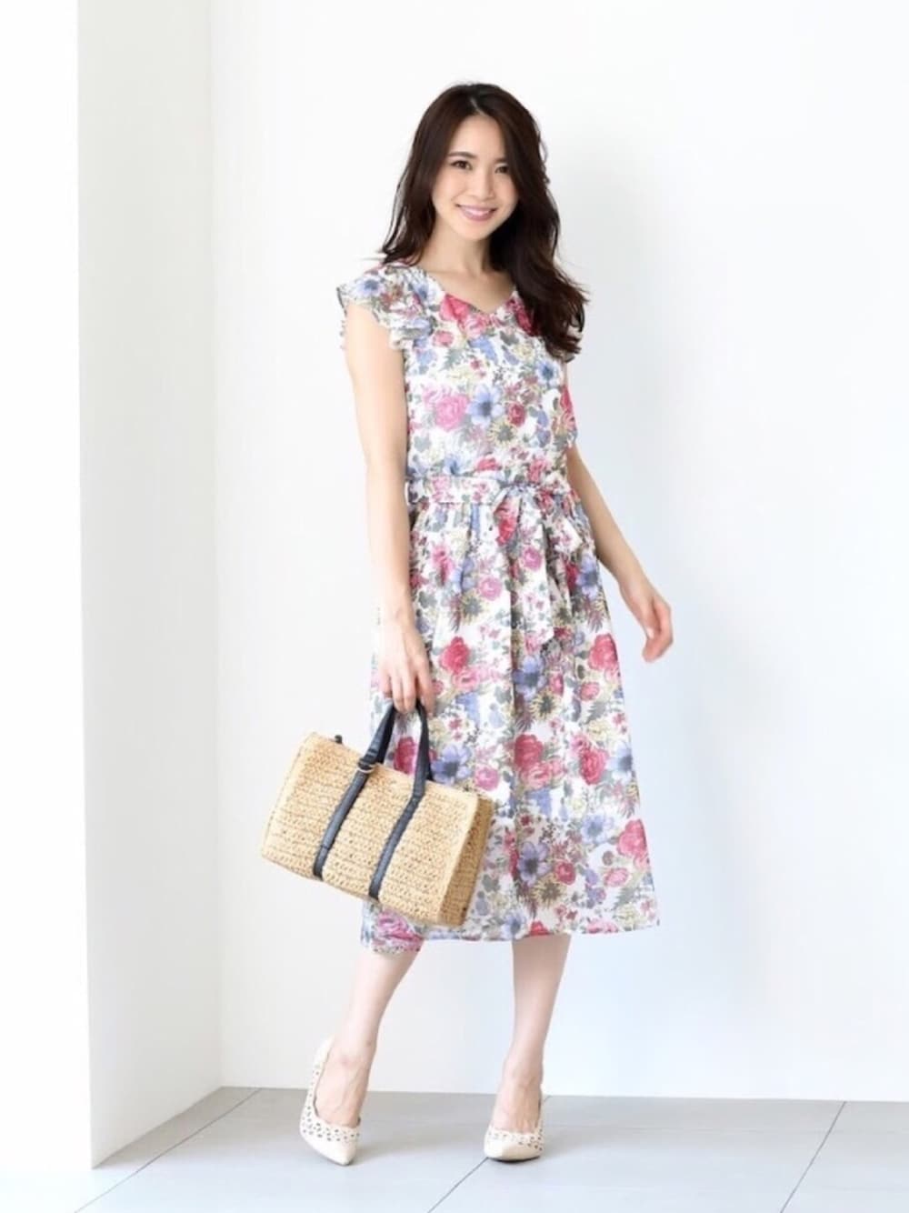 「MEW'S REFINED CLOTHES、ミューズリファインドクローズ、ミューズ、ミューズootd、プチプラ、夏コーデ、花柄、花柄ワンピース、シンプル、ootd」｜「MEW'S REFINED CLOTHESの前後2WAY花柄ワンピース（ワンピース、ホワイト系）」を使った、MEWS REFINED CLOTHES OFFICIALさん（レディース・162cm）の春コーディネートの1枚目の写真