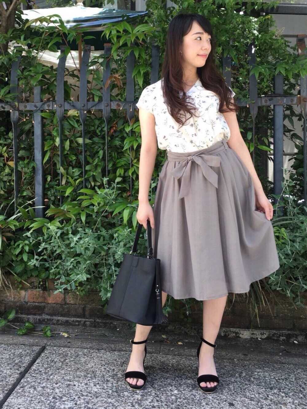 「MEW'S REFINED CLOTHES、ミューズリファインドクローズ、ミューズ、ミューズootd、プチプラ、夏コーデ、花柄、シンプルコーデ、ootd、MEW'S松坂屋名古屋店」｜「MEW'S REFINED CLOTHESのタッセルネックレス付ブラウス（シャツ/ブラウス、ホワイト系）」を使った、MEWS REFINED CLOTHES OFFICIALさん（レディース・159cm）の夏コーディネートの1枚目の写真