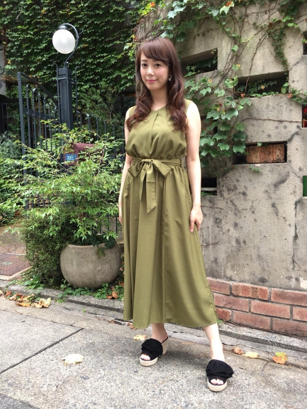 「MEW'S REFINED CLOTHES、ミューズ、ミューズootd、プチプラ、夏コーデ、ワンピース、カジュアル、カジュアルコーデ、シンプル、MEW'S松坂屋名古屋店」｜「MEW'S REFINED CLOTHESの後シャーリングロングワンピース（ワンピース、グリーン系）」を使った、MEWS REFINED CLOTHES OFFICIALさん（レディース・158cm）の夏コーディネートの1枚目の写真