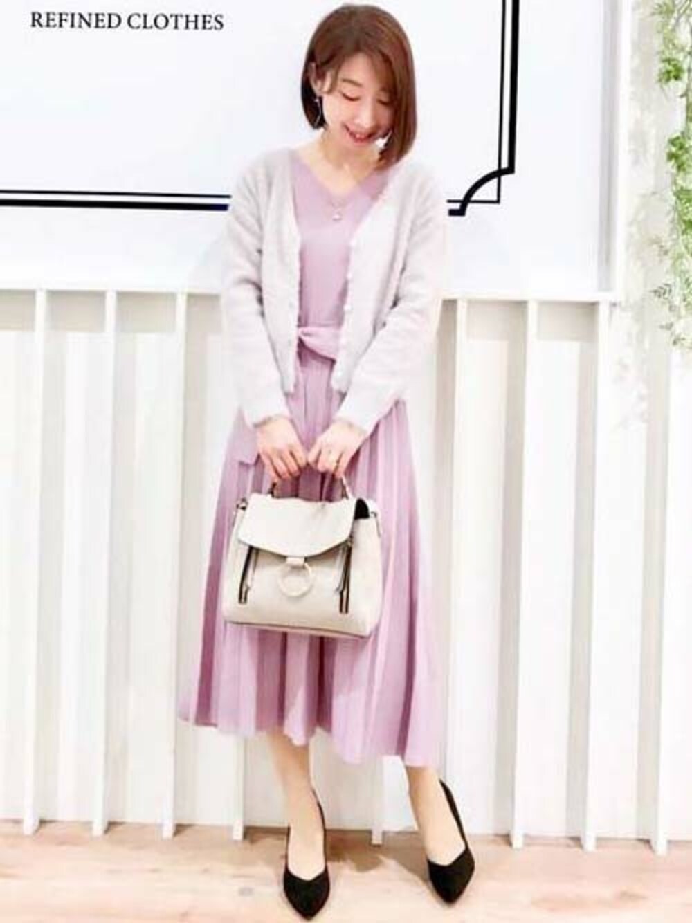 「ニットワンピース、パープル、フェミニン、ピンクベージュ、シャギーカーディガン、ミューズ、MEW’S」｜「MEW'S REFINED CLOTHESのプリーツ編みニットワンピース（ワンピース、パープル系）」を使った、MEWS REFINED CLOTHES OFFICIALさん（レディース・159cm）の冬コーディネートの1枚目の写真