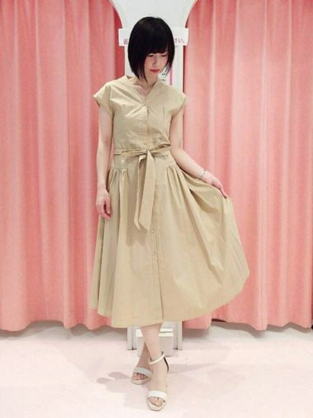 「ワンピース、ベージュ、リボン、ヒール、サンダル、ミモレ丈ワンピース、ミューズ、MEW'S REFINED CLOTHES、MEW’S」｜「MEW'S REFINED CLOTHESのサイドシャーリングミモレOP（シャツワンピース、ベージュ系）」を使った、MEWS REFINED CLOTHES OFFICIALさん（レディース・165cm）の夏コーディネートの1枚目の写真