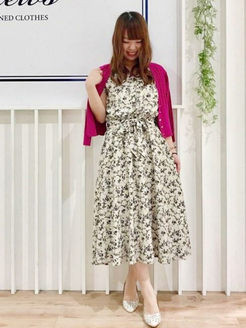 「カーディガン、パンプス、ピンク、ベージュ、花柄ワンピース、ミューズ、MEW'S REFINED CLOTHES、MEW’S」｜「MEW'S REFINED CLOTHESの単色柄とろみワンピース（ワンピース、ベージュ系）」を使った、MEWS REFINED CLOTHES OFFICIALさん（レディース・159cm）の夏コーディネートの1枚目の写真