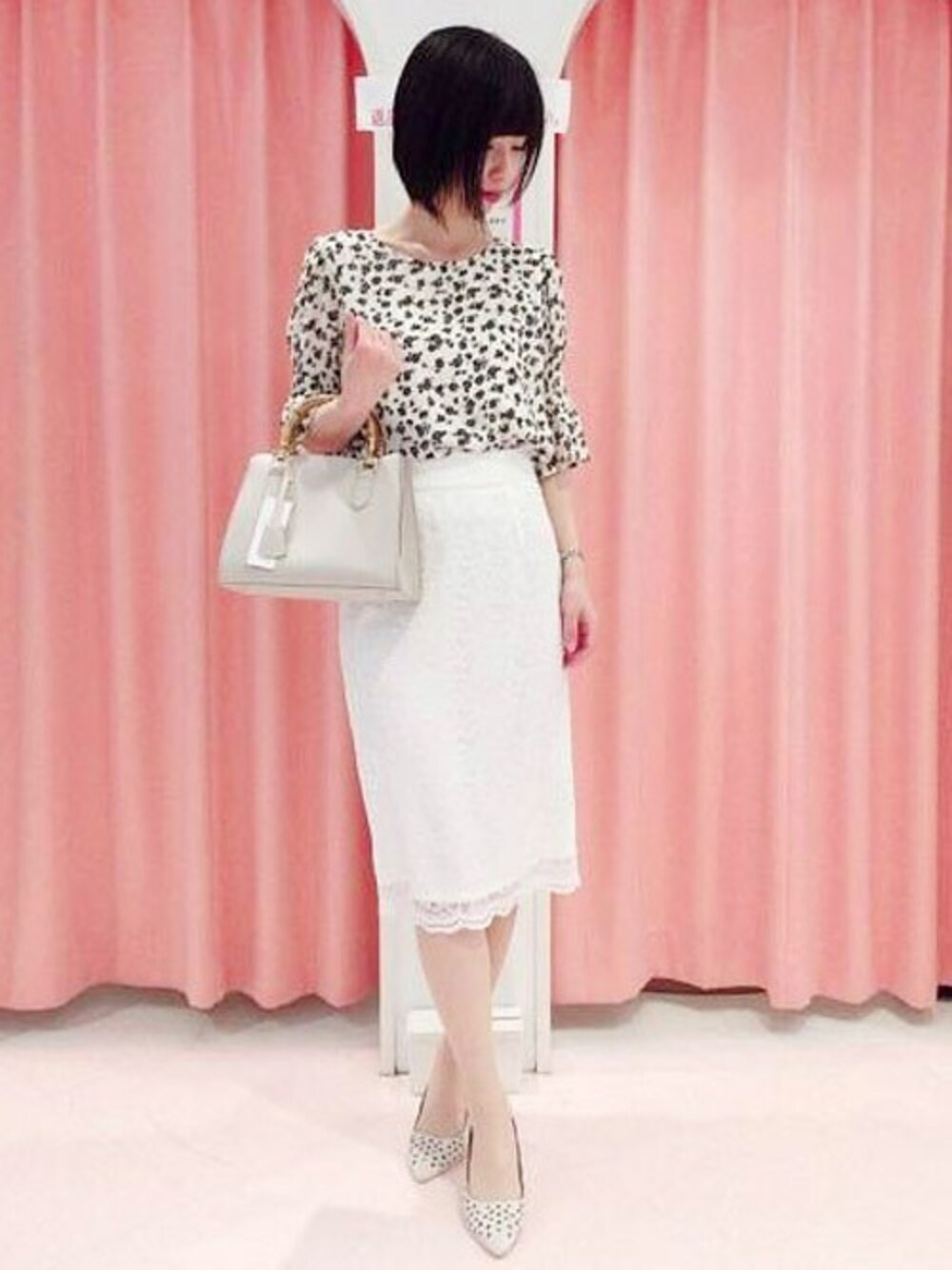 「ブラウス、ホワイト、花柄、レース、レースタイトスカート、ミューズ、MEW'S REFINED CLOTHES、MEW’S」｜「MEW'S REFINED CLOTHESのモノトーン花柄ブラウス（シャツ/ブラウス、ホワイト系）」を使った、MEWS REFINED CLOTHES OFFICIALさん（レディース・165cm）の夏コーディネートの1枚目の写真