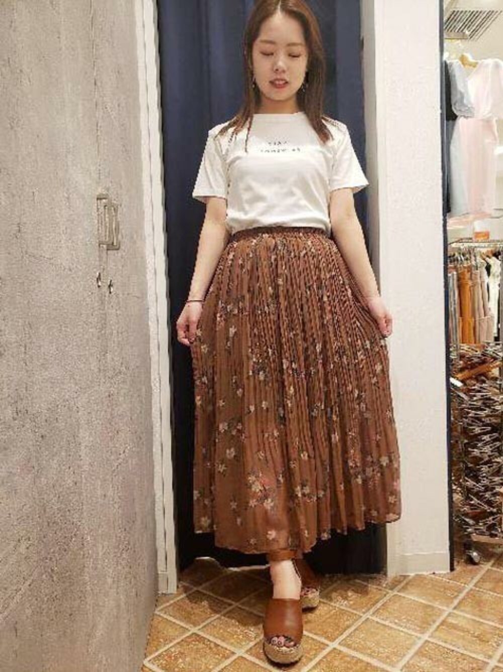 「ロゴT、ホワイト、Tシャツ、ブラウン、プリーツスカート、ミモレ丈スカート、ミューズ、MEW'S REFINED CLOTHES、MEW’S」｜「MEW'S REFINED CLOTHESのSTARTロゴTシャツ（Tシャツ/カットソー、ホワイト系）」を使った、MEWS REFINED CLOTHES OFFICIALさん（レディース・156cm）の秋コーディネートの1枚目の写真
