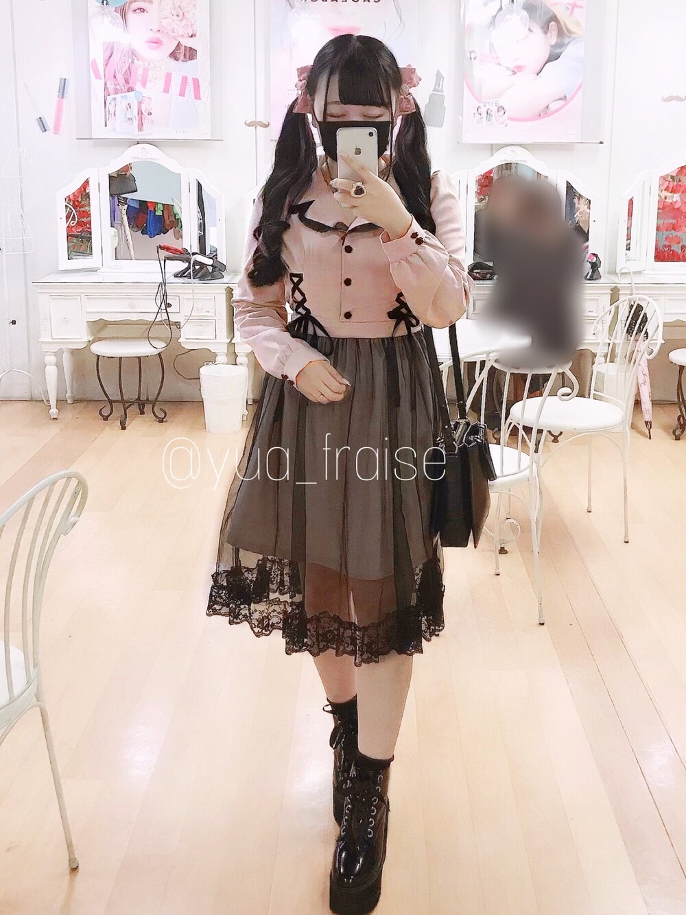 ピンク系のワンピース、ブラック系のトートバッグ、ブラック系のブーツを着用したレディースの春コーディネートの1枚目の写真