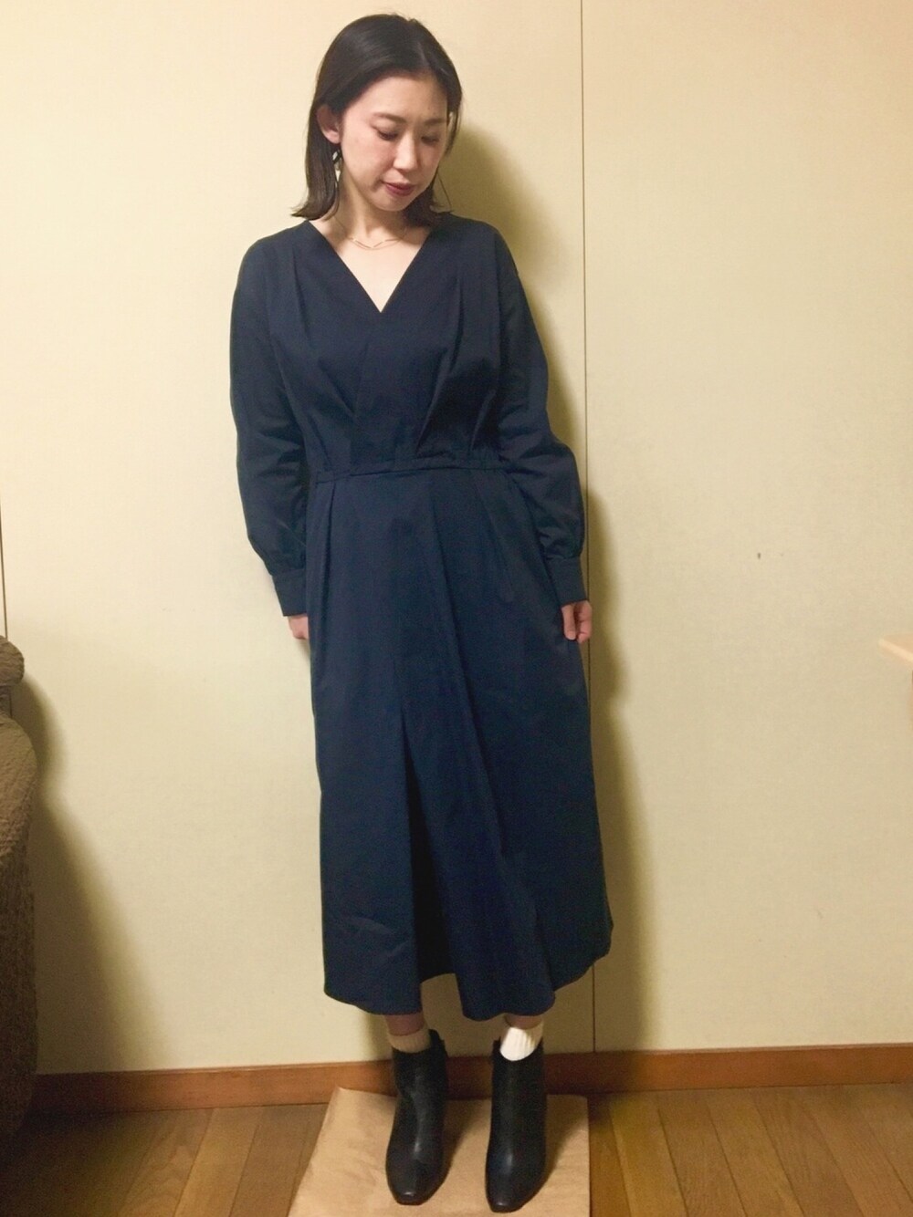 ブルー系のワンピースを着用したレディースの冬コーディネートの1枚目の写真