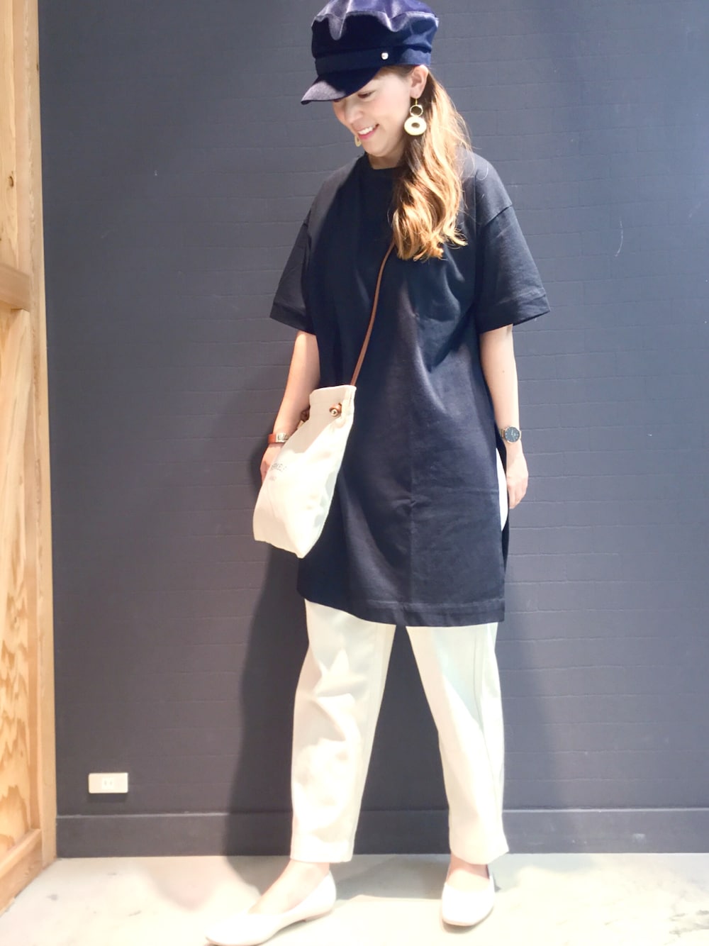 「パンプス、キャスケット、プチプラ、GLOBAL WORK、白パンツ、グローバルワーク(GLOBAL WORK)、ビッグT、おしゃれさんと繋がりたい、ロゴショルダーバッグ、夏セールで買いました」｜「GLOBAL WORKのマリンキャスケット/802948（キャスケット、ブルー系）」を使った、mayu.【GLOBALWORK】さん（レディース・164cm）の夏コーディネートの1枚目の写真