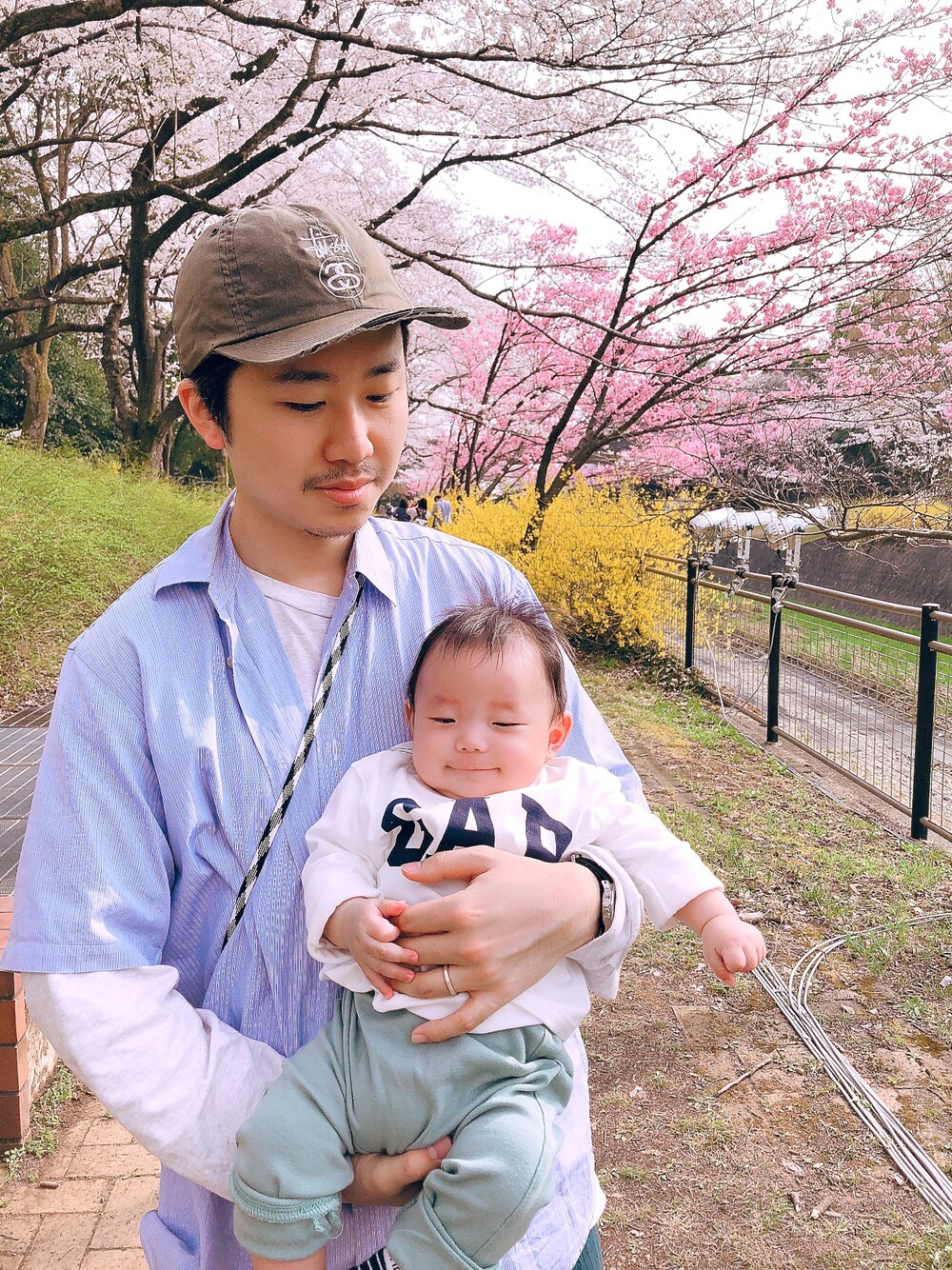 「お花見、桜、はるコーデ、春コーデ、ベビーコーデ、親子コーデ、パパコーデ、パパと息子、おとこのこ、男の子」｜「babyGAPのアイテム（Tシャツ/カットソー、ホワイト系）」を使った、かなちょろさん（キッズ・60cm）の春コーディネートの1枚目の写真