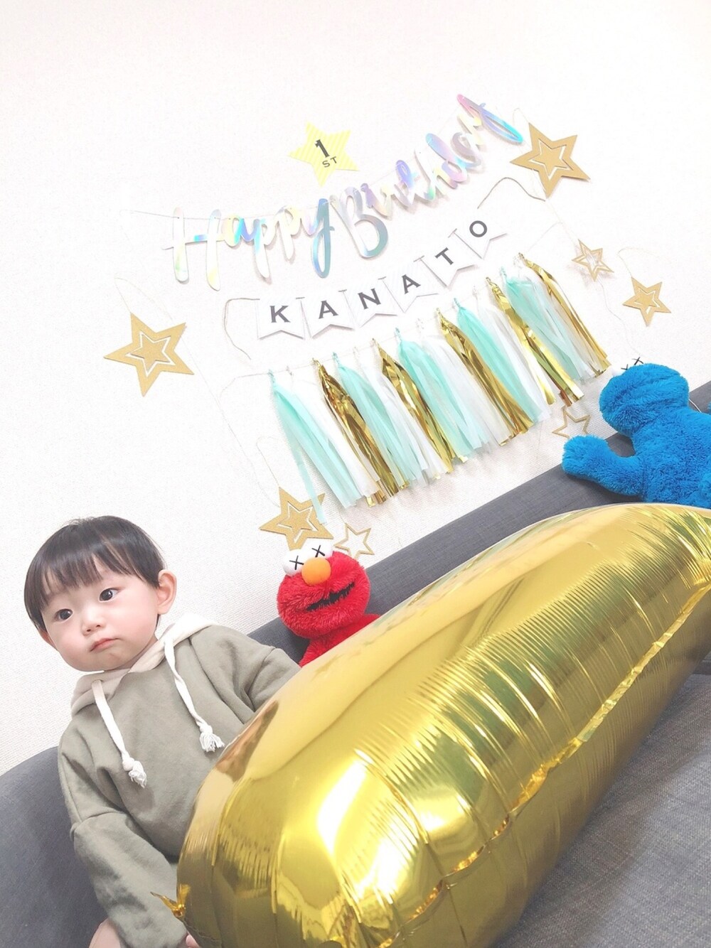 「1歳、誕生日、ハッピーバースデー、happy birthday、赤ちゃん、男の子、パーカー、ユニクロ、kaws、kaws×uniqlo」｜「韓国子供服のアイテム（ロンパース、グリーン系）」を使った、かなちょろさん（キッズ・80cm）の冬コーディネートの1枚目の写真