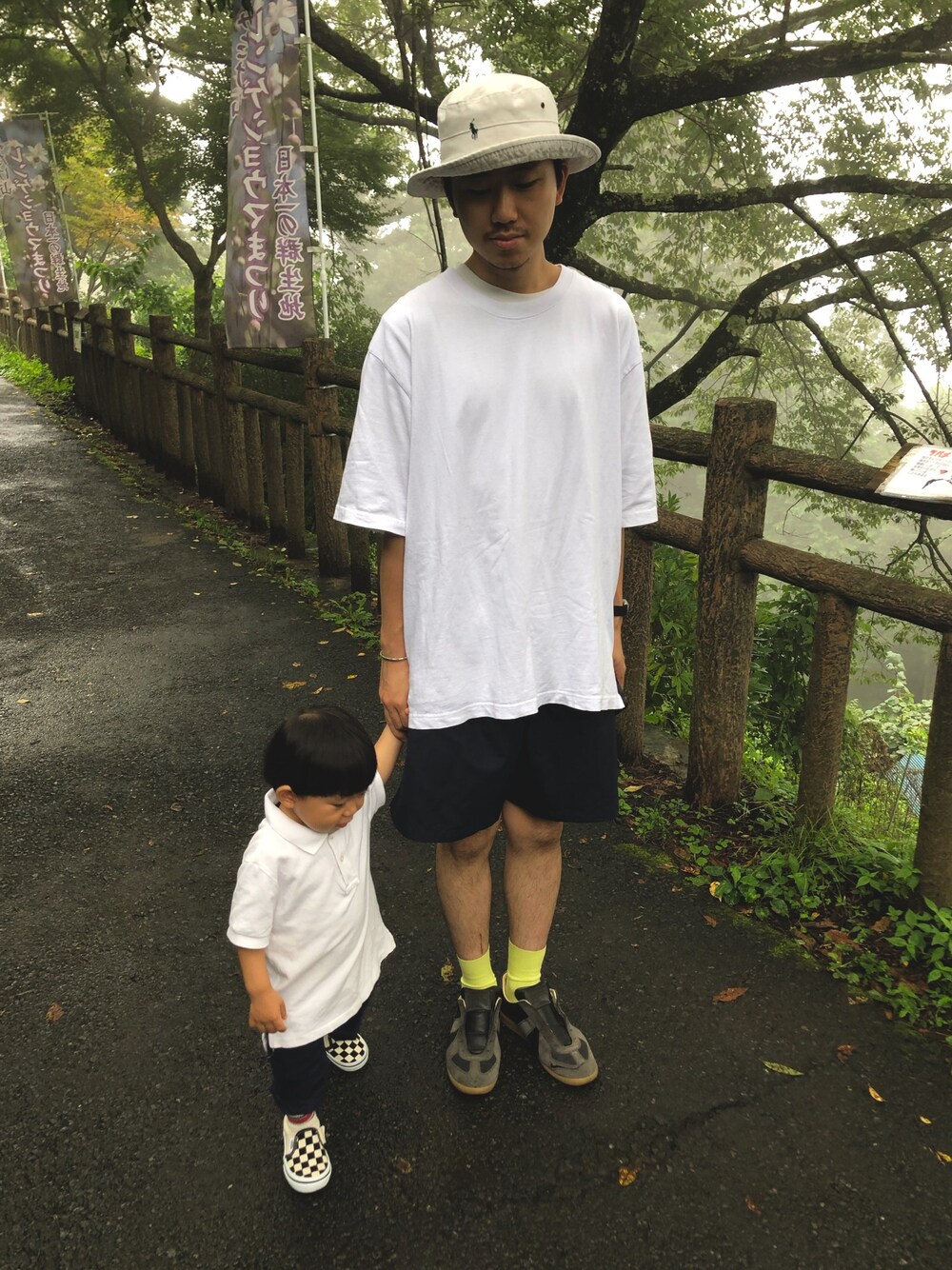「夏コーデ、キッズファッション、おしゃれさんと繋がりたい、カジュアルコーデ、カジュアル、モノトーン、ハーフパンツ、親子コーデ、おそろいコーデ、スニーカー」｜「Maison MargielaのMaison Margiela - Replica スニーカー - men - カーフレザー/レザー/スエード/rubber - 41（スニーカー、ブラック系）」を使った、かなちょろさん（キッズ・90cm）の夏コーディネートの1枚目の写真