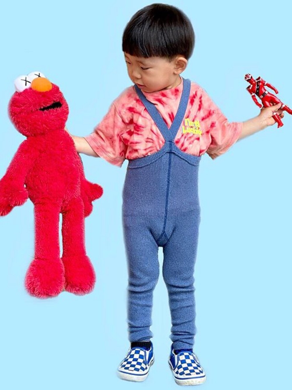 「タイダイ柄、タイダイ、sillysilas、VANS、UNIQLO、ユニクロ、kaws、エルモ、チェッカーフラッグ、タイツ」｜「UNIQLOのGIRLS ライズ アゲイン バイ ヴェルディ UT（グラフィックTシャツ・半袖）（Tシャツ/カットソー、レッド系）」を使った、かなちょろさん（キッズ・90cm）の夏コーディネートの1枚目の写真