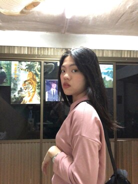 「cmk londonのアイテム（ショルダーバッグ、ブラック系）」を使った、Wipapond Jan Chenさん（レディース・167cm）の春コーディネート