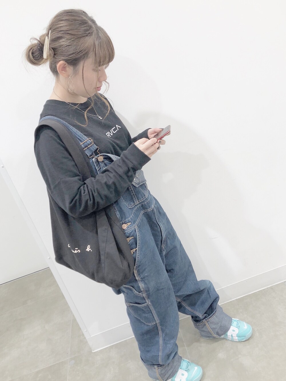 「スニーカー、オーバーオール、古着」｜「RVCAのルーカ　ビックシルエットロンT　BA043-055（Tシャツ/カットソー、ブラック系）」を使った、chanyuicodeさん（レディース・148cm）の冬コーディネートの1枚目の写真