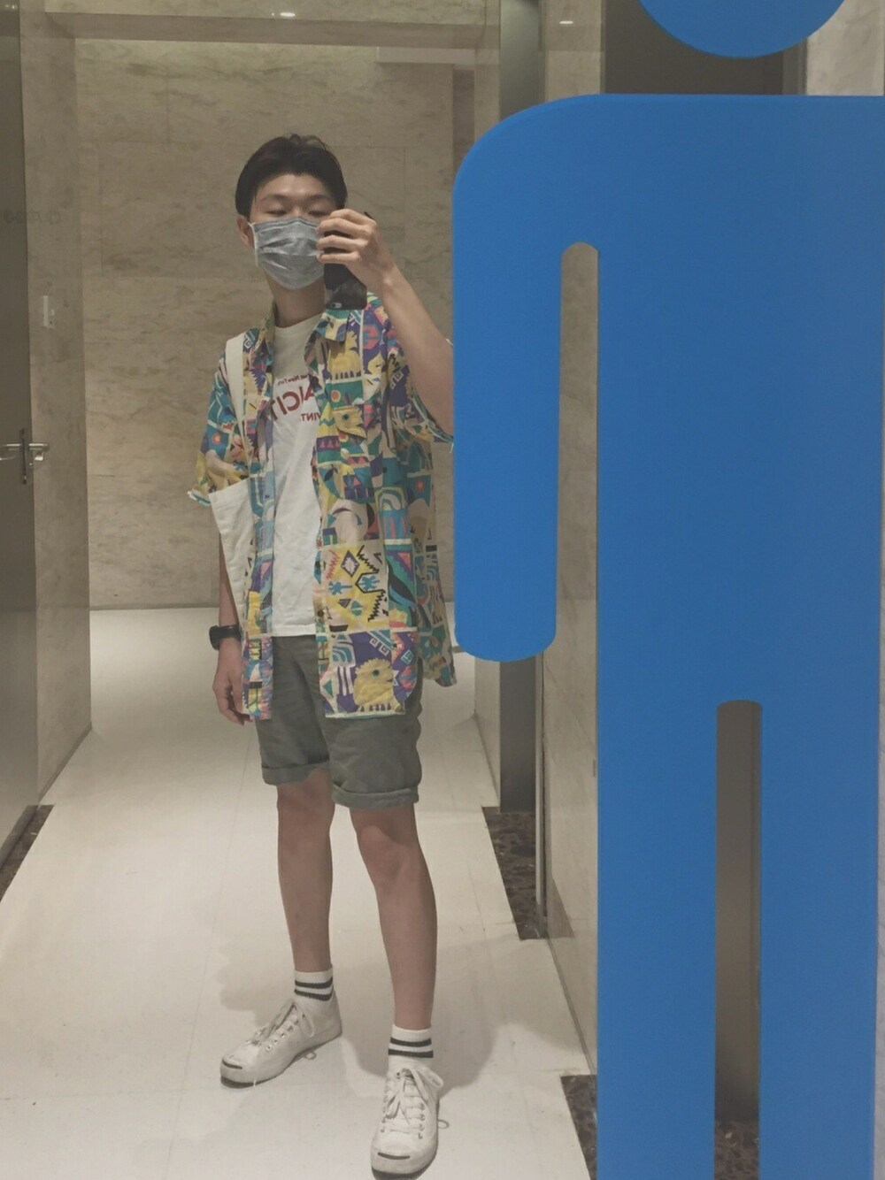 「H&Mのアイテム（エコバッグ/サブバッグ、ホワイト系）」を使った、ty2-ty2さん（メンズ・169cm）の春コーディネートの1枚目の写真