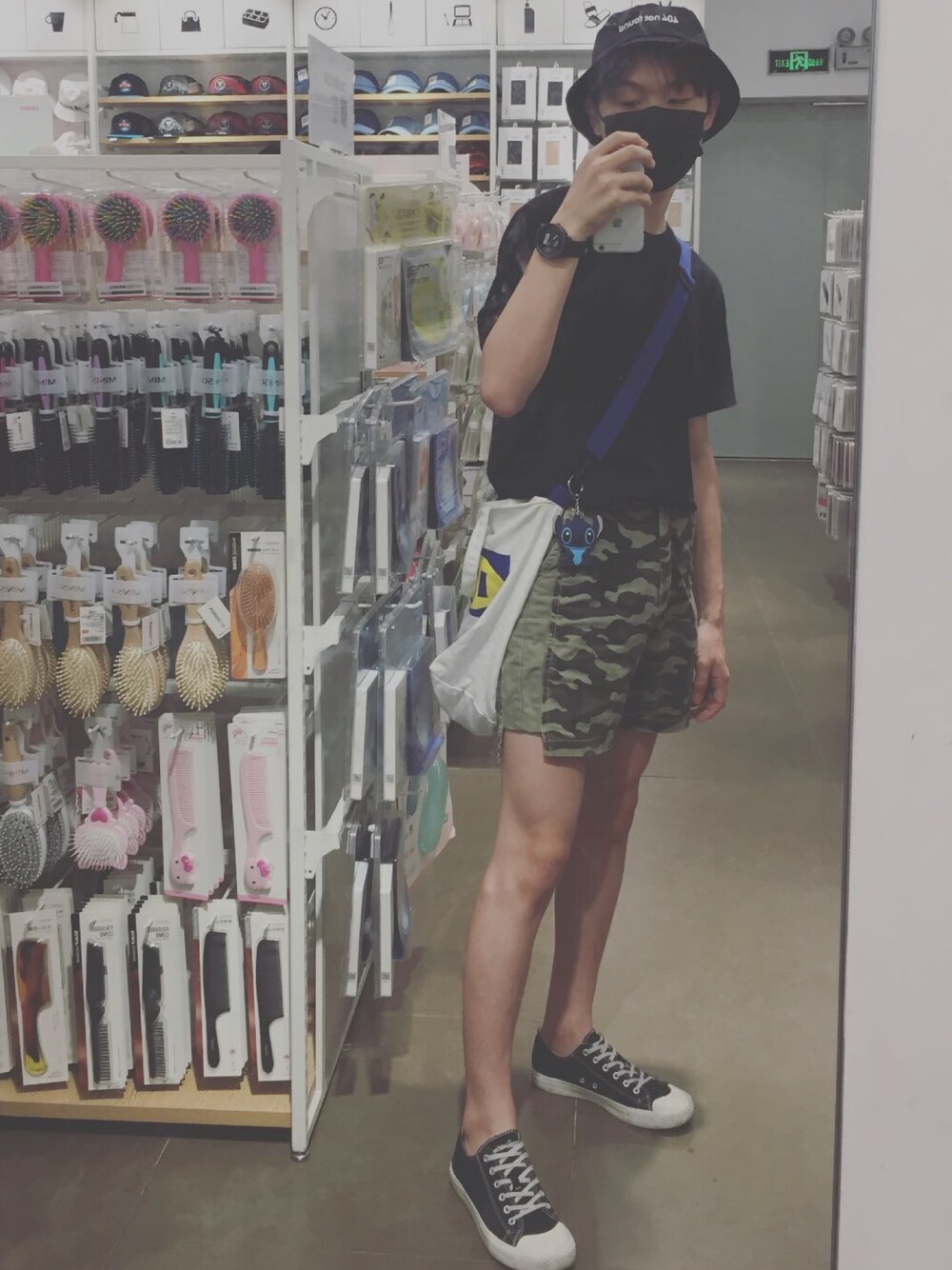 「UNIQLOのアイテム（Tシャツ/カットソー、ブラック系）」を使った、ty2-ty2さん（メンズ・169cm）の春コーディネートの1枚目の写真