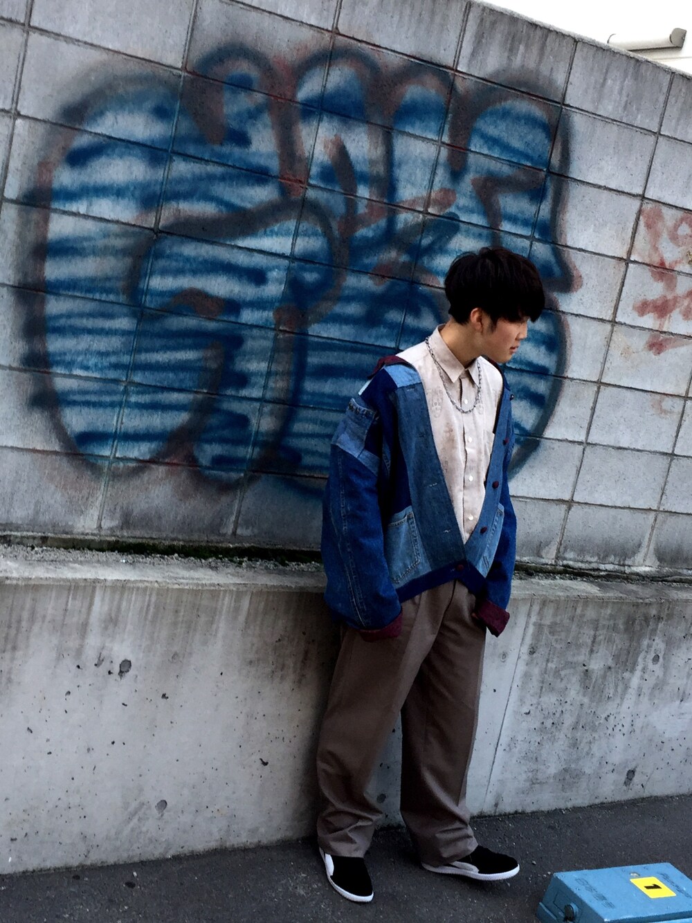 「柄シャツ、古着、ビックシルエット、ビックシルエットアウター、大阪、スニーカー、秋のコーデ、お洒落さんとつながりたい、プチプラコーデ」｜「USEDのアイテム（シャツ/ブラウス、ベージュ系）」を使った、KENJIさん（メンズ・173cm）の秋コーディネートの1枚目の写真