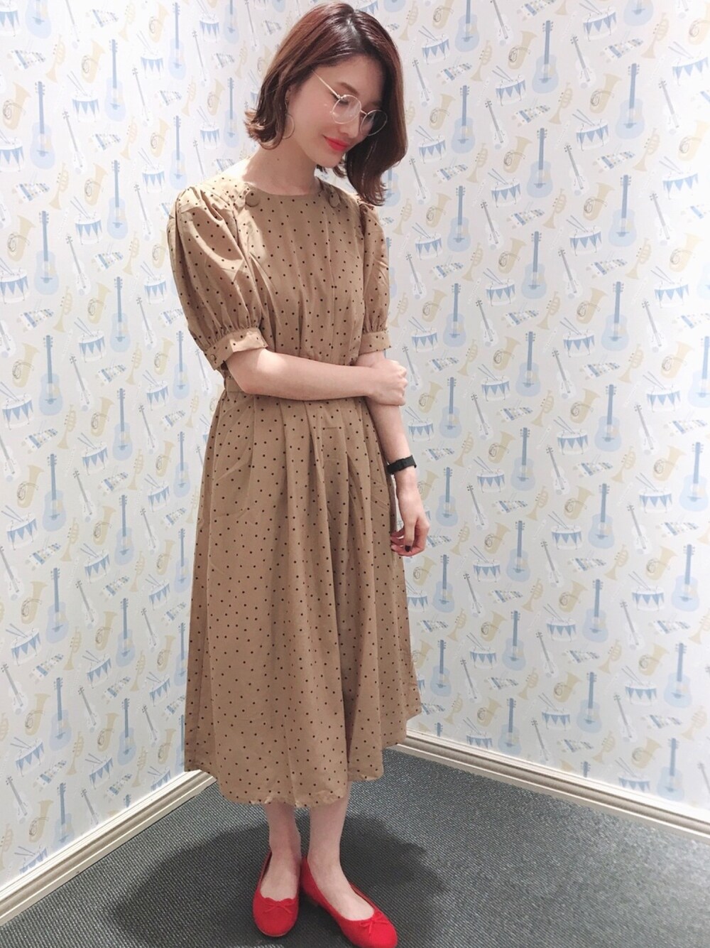 「earth music&ecology、アースミュージック＆エコロジー、ドット、ワンピース、ドットワンピ、ベージュ、バレエシューズ、ラクチンコーデ、秋のコーデ、レトロ」｜「earth music&ecologyのORiental TRaffic バレエシューズ（シューズ、レッド系）」を使った、mizukiさん（レディース・160cm）の夏コーディネートの1枚目の写真