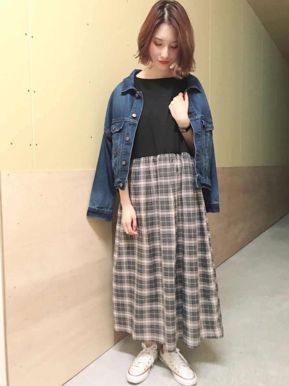 「アースミュージック＆エコロジー、earth music&ecology、デニム、Gジャン、ワンピース、チェック、ドッキングワンピ、カジュアルコーデ、大人カジュアル、コンバース」｜「earth music&ecologyのCOTTON USAデニム(BIG Gジャン)（デニムジャケット、ブルー系）」を使った、mizukiさん（レディース・160cm）の夏コーディネートの1枚目の写真