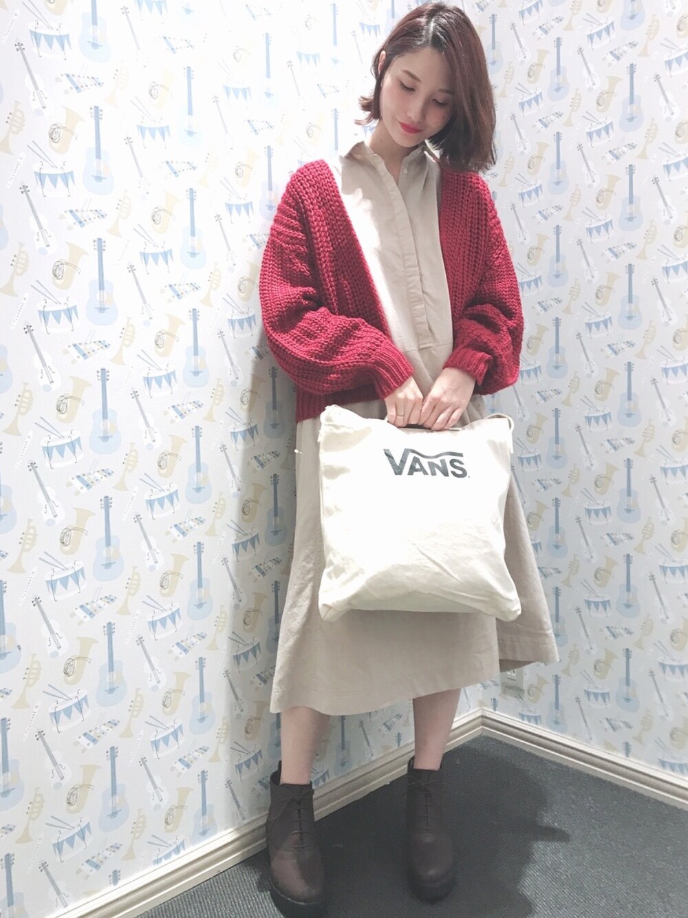 パープル系のカーディガン/ボレロ、ホワイト系のワンピース、ブラウン系のブーツを着用したレディースの秋コーディネートの1枚目の写真