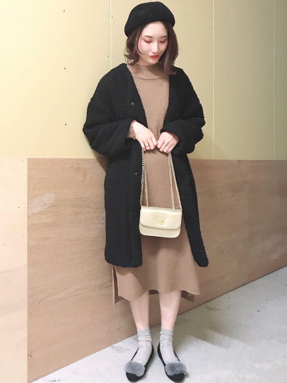 「アースミュージック＆エコロジー、earth music&ecology、ニットワンピース、キャメル、ボア、ブラック、ベレー帽、オトナ女子、オトナカジュアル、秋冬コーデ」｜「earth music&ecologyの・スリットニットワンピース ●（ワンピース、イエロー系）」を使った、mizukiさん（レディース・160cm）の秋コーディネートの1枚目の写真
