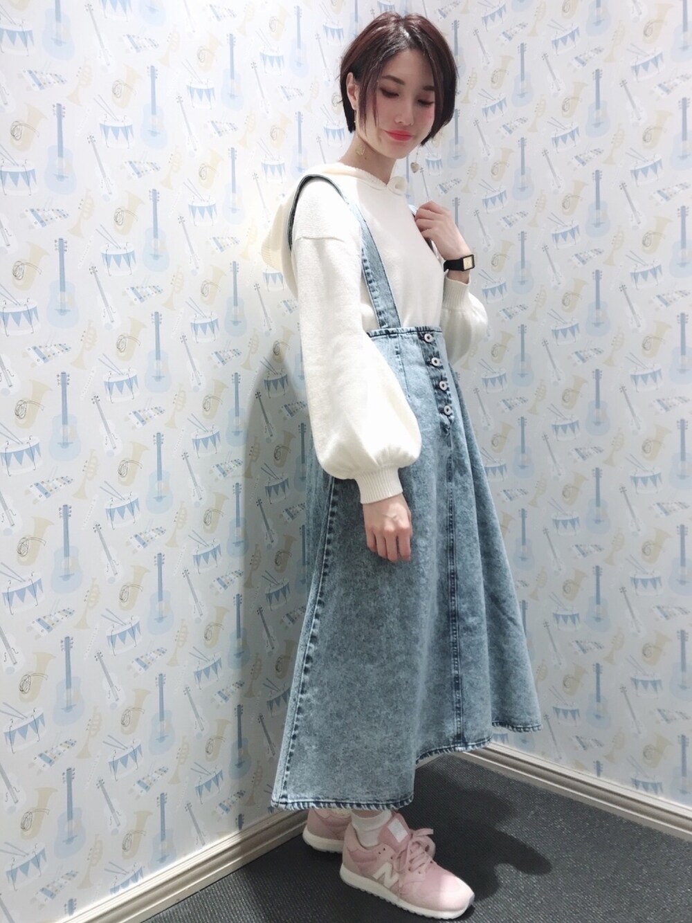 「earth music&ecology、アースミュージック＆エコロジー、ニットパーカー、パーカー、デニム、スカート、ニューバランス、大人カジュアル、ガーリー、大人ガーリー」｜「earth music&ecologyのフーディニットプルオーバー（ニット/セーター、ホワイト系）」を使った、mizukiさん（レディース・160cm）の冬コーディネートの1枚目の写真