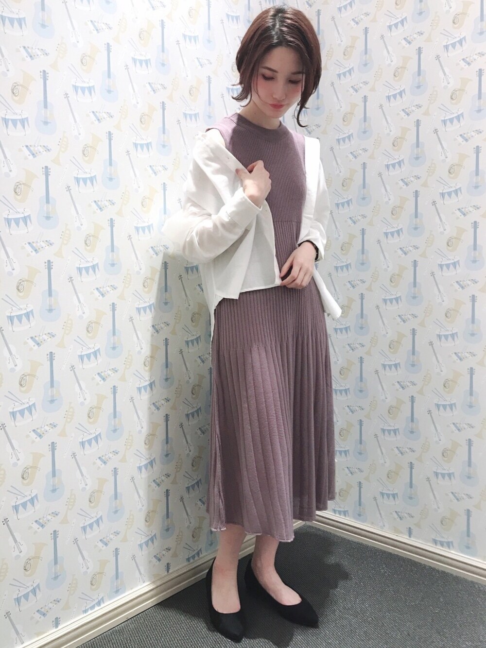 「earth music&ecology、アースミュージック＆エコロジー、ワンピース、ラベンダー、シャツ、シンプルコーデ、オトナカジュアル、白、夏コーデ、春コーデ」｜「earth music&ecologyの・リブニットワンピ-ス（ワンピース、パープル系）」を使った、mizukiさん（レディース・160cm）の春コーディネートの1枚目の写真