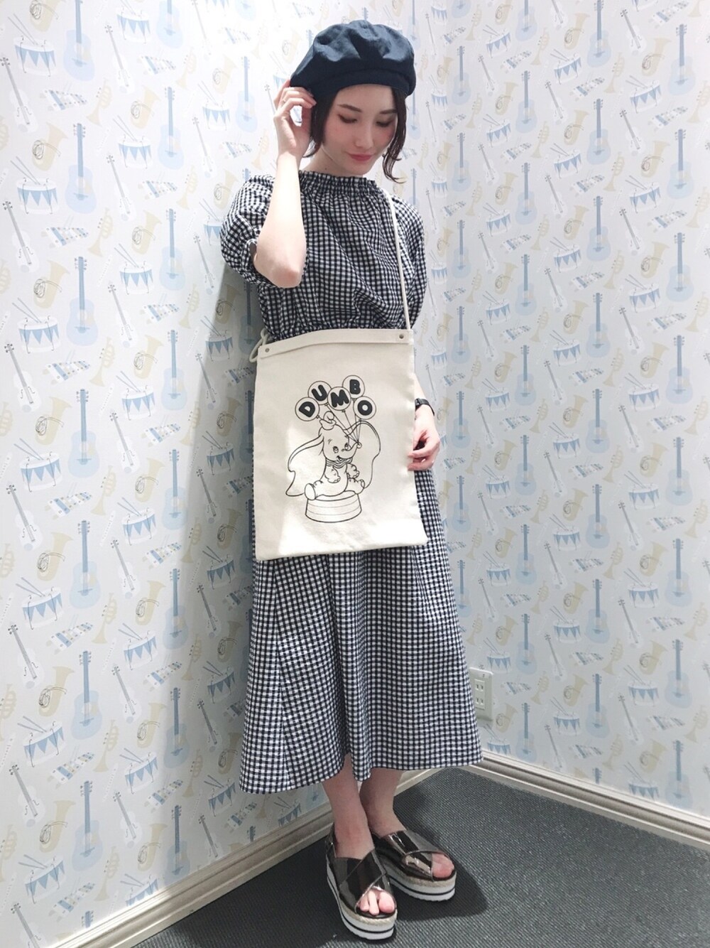 「earth music&ecology、アースミュージック＆エコロジー、ギンガムチェック、ワンピース、ネイビー、ベレー帽、サンダル、ワントーンコーデ、シルバー、カジュアル」｜「earth music&ecologyの・2wayオフショルワンピース（ワンピース、ブルー系）」を使った、mizukiさん（レディース・160cm）の春コーディネートの1枚目の写真