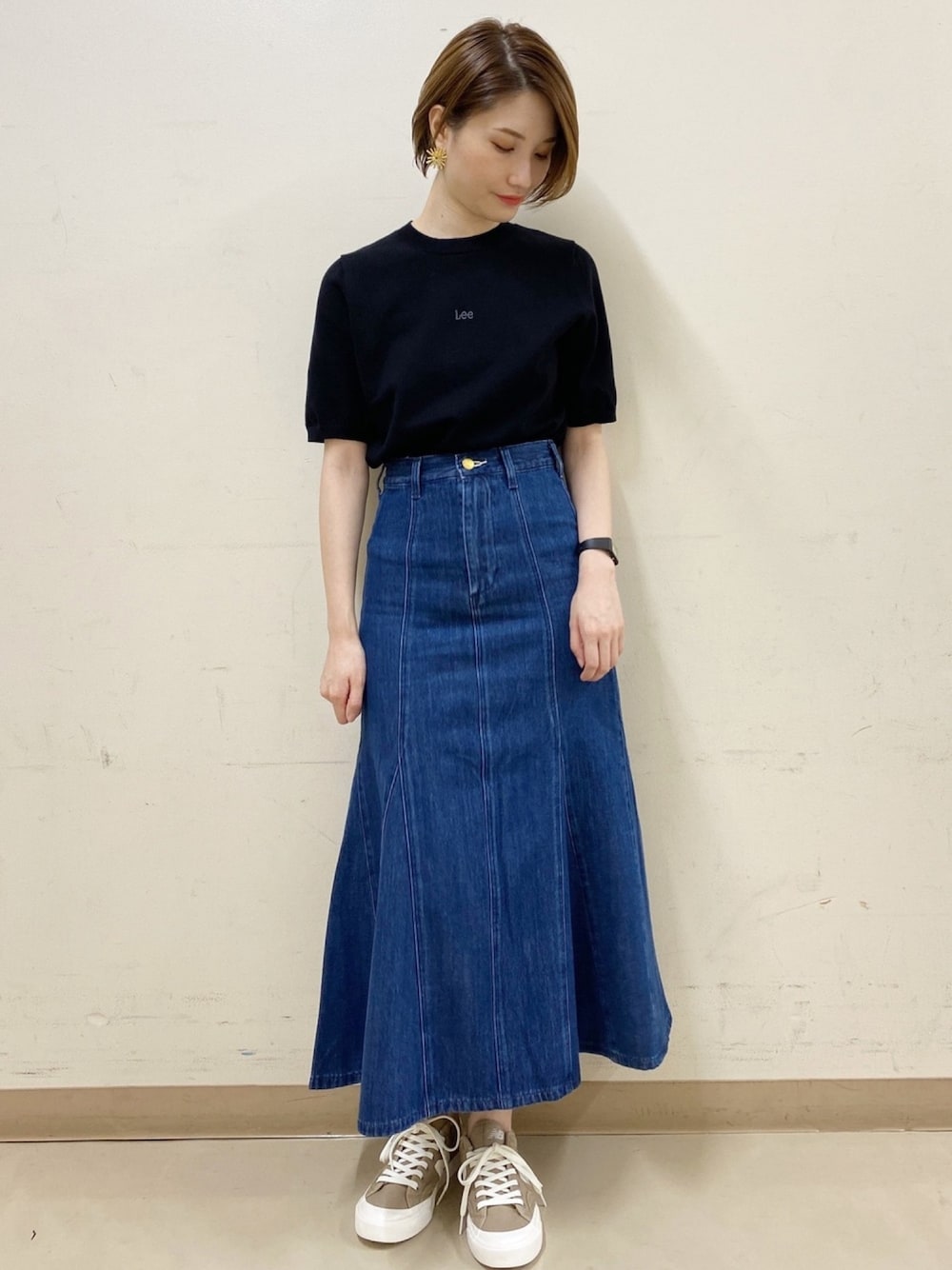 「スニーカー、デニム、ブラック、ニューバランス、LEE、デニムスカート、大人カジュアル、秋服、半袖ニット、秋コーデ」｜「NEW BALANCEの【別注】newbalance×earth PROCTS ＊＊（スニーカー、ベージュ系）」を使った、mizukiさん（レディース・160cm）の秋コーディネートの1枚目の写真