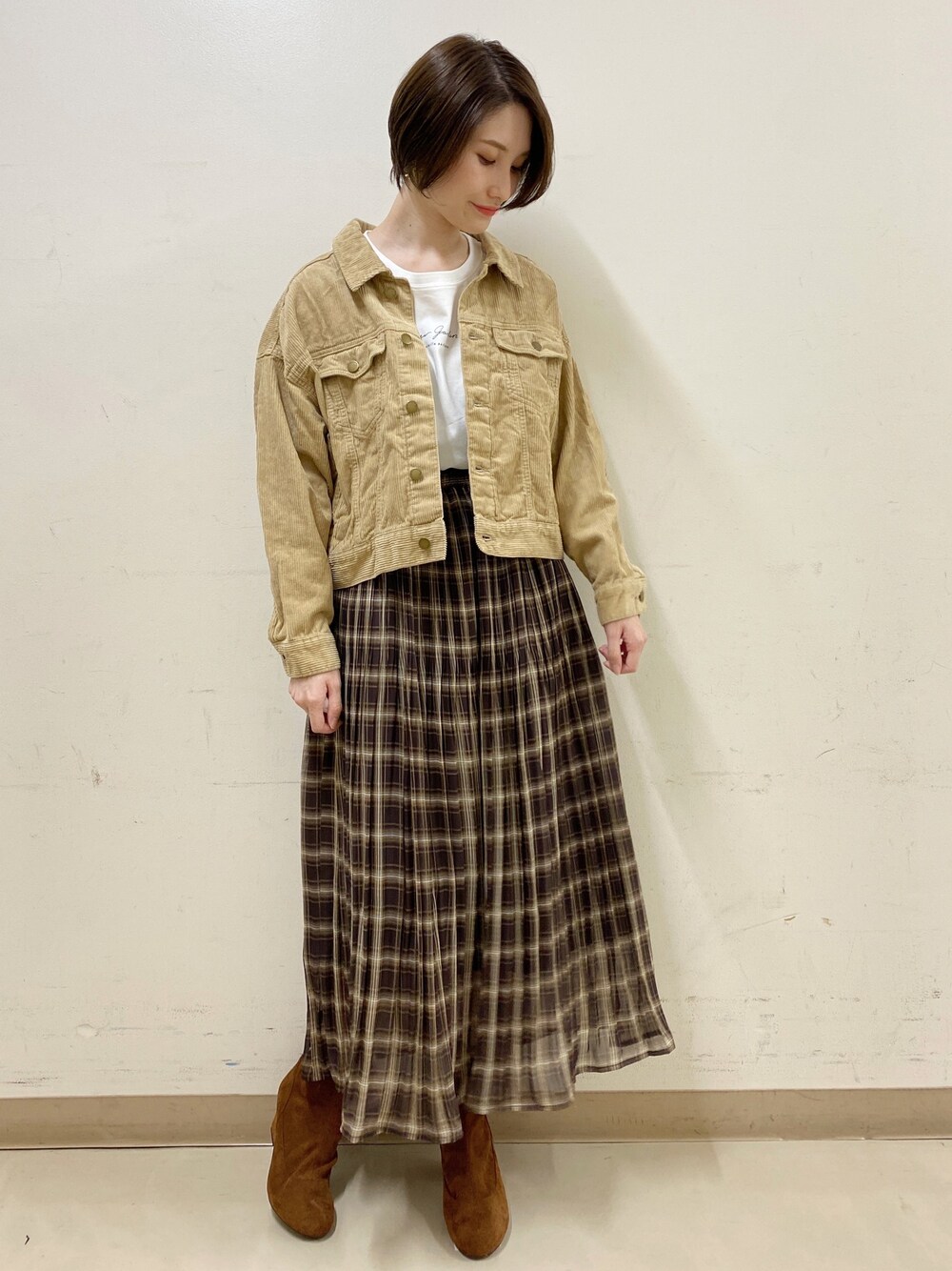 「チェック、ジャケット、コーデュロイ、ロゴT、ワントーンコーデ、ベージュ、ショートブーツ、チェックスカート、秋服、秋コーデ」｜「earth music&ecologyのCOTTON USAコーデュロイ(BIG Gジャン) ＊（ブルゾン、ベージュ系）」を使った、mizukiさん（レディース・160cm）の秋コーディネートの1枚目の写真