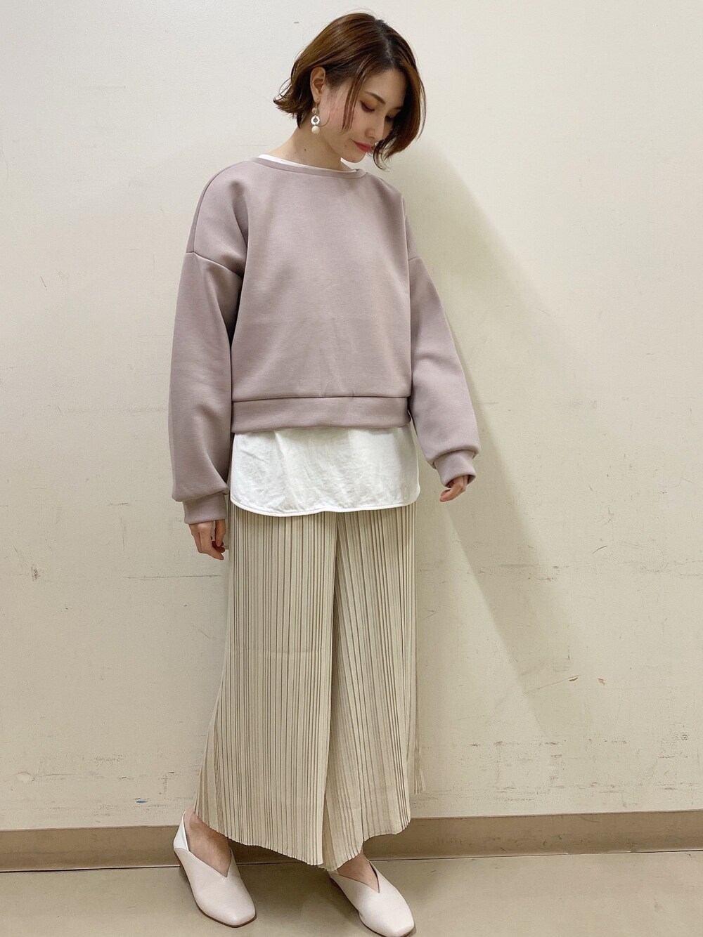 「ピンク、レイヤードスタイル、バックリボン、プリーツ、パンツスタイル、春カラー、春コーデ、パンツコーデ、バブーシュ、スカーチョ」｜「earth music&ecologyのもちぽわバックリボンプルオーバー ＊（スウェット、ピンク系）」を使った、mizukiさん（レディース・160cm）の冬コーディネートの1枚目の写真