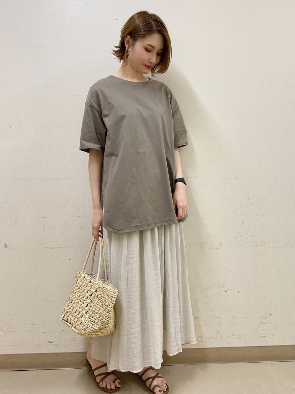 「シンプル、ワントーンコーデ、夏、ベージュ、Tシャツ、プチプラ、大人コーデ、カジュアルコーデ、トングサンダル、初夏コーデ」｜「earth music&ecologyの吸水速乾裾ラウンドチュニック ＊（Tシャツ/カットソー、ベージュ系）」を使った、mizukiさん（レディース・160cm）の春コーディネートの1枚目の写真