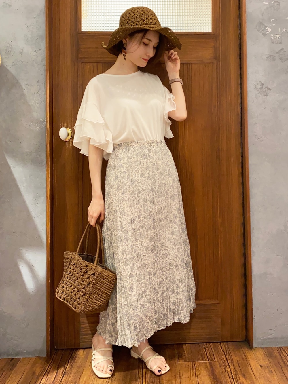 「花柄、サンダル、大人コーデ、プリーツスカート、かごバッグ、カジュアルコーデ、ラクチンコーデ、袖フリル、ペーパーハット、初夏コーデ」｜「earth music&ecologyの袖フリルプルオーバー ＊（Tシャツ/カットソー、ホワイト系）」を使った、mizukiさん（レディース・160cm）の夏コーディネートの1枚目の写真