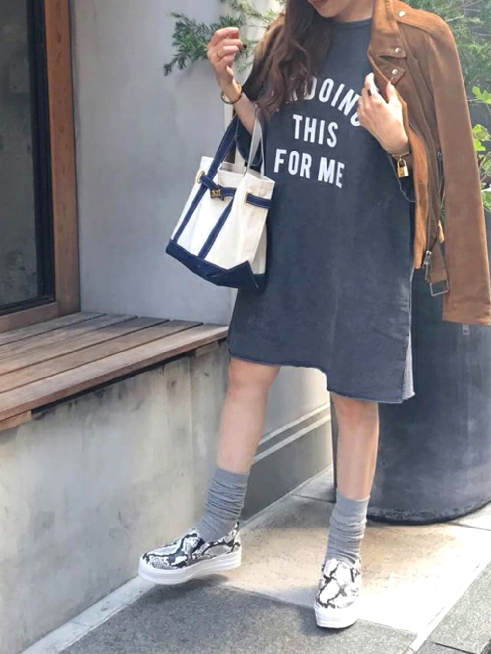 その他のスリッポンを着用したレディースの秋コーディネートの1枚目の写真